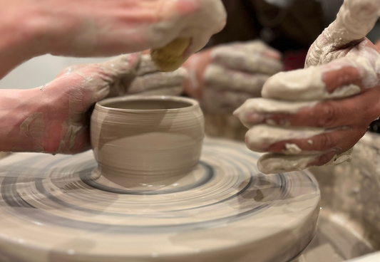 La peinture sur céramique : bienfaits artistiques et intellectuels pour libérer votre créativité !
