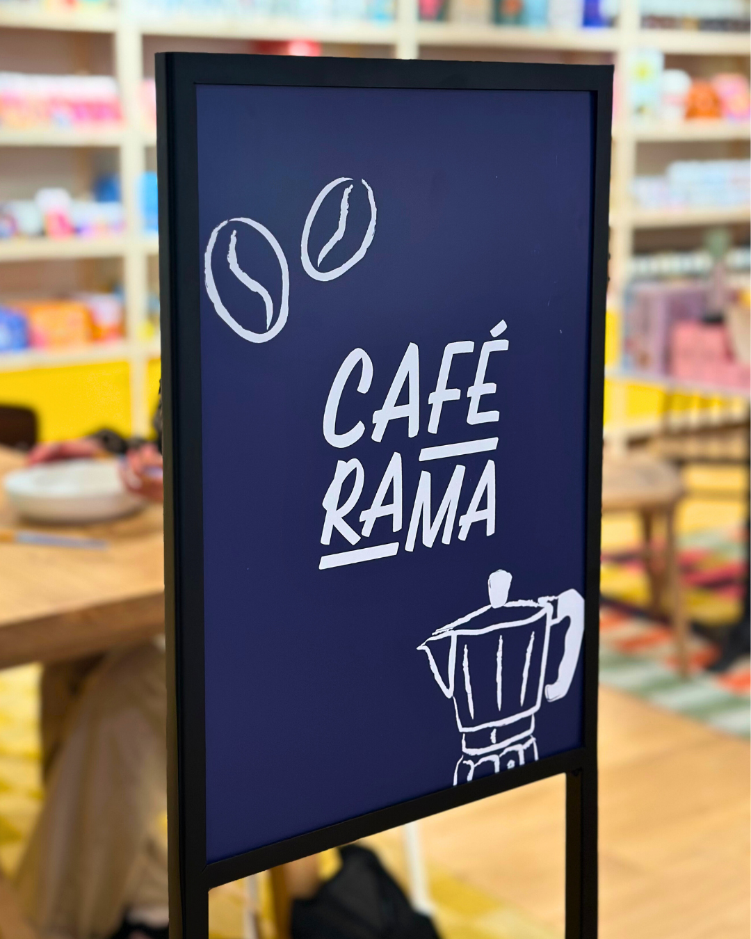 Atelier de peinture sur un mug exclusif au Printemps Haussmann 🌞🎨