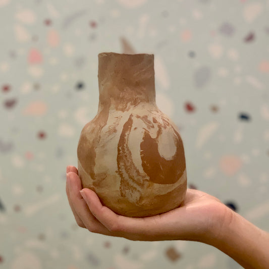 Vase en terre mêlée